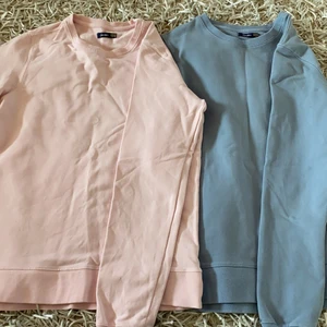 Två sweaters  - Två sweaters i olika färger (går att köpa separata). Storlek xxs men funkar som xs också. 200kr för båda + frakt. Skicka meddelande vid frågor/intresse💖