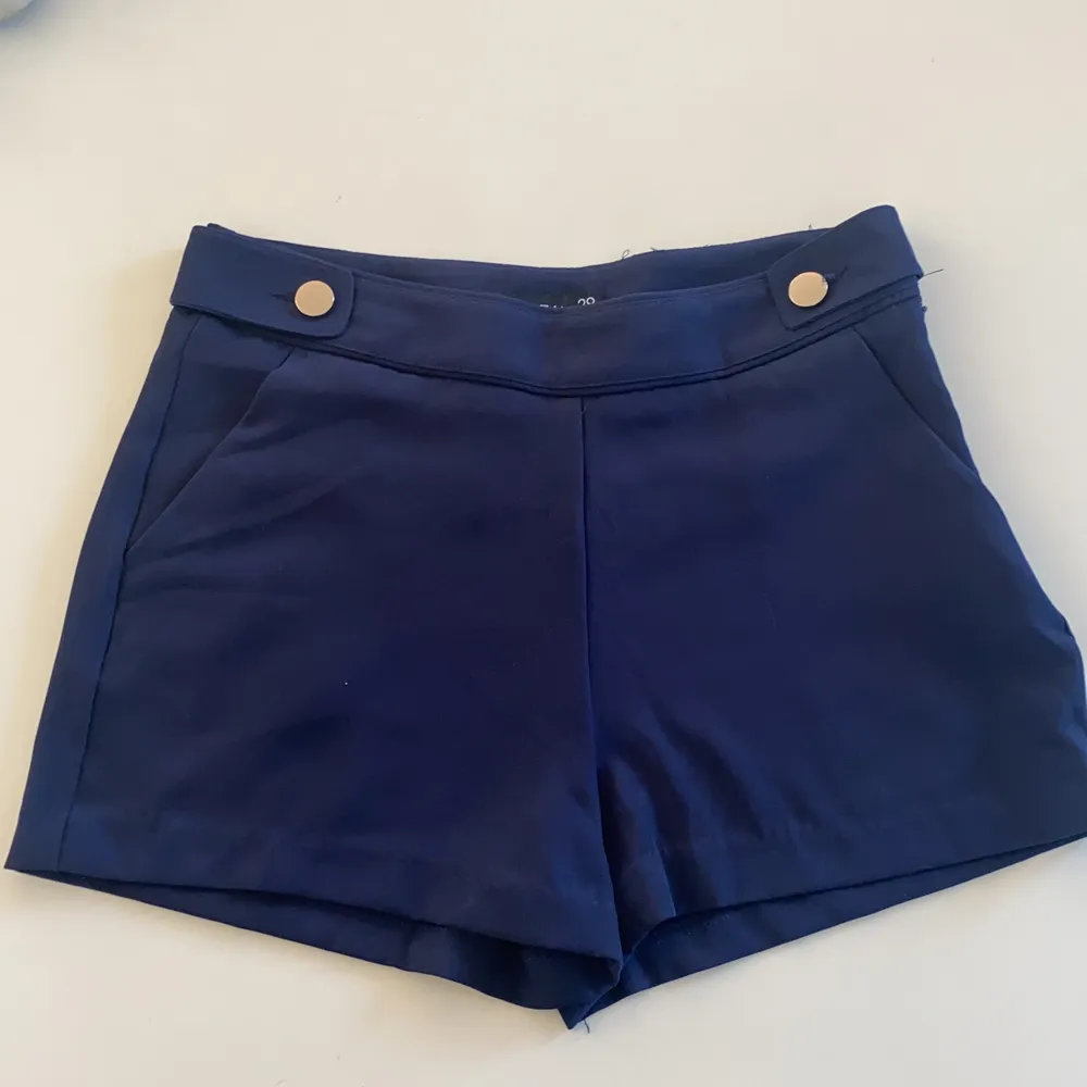 Blåa shorts med silver detaljer, fina till sommaren. . Shorts.