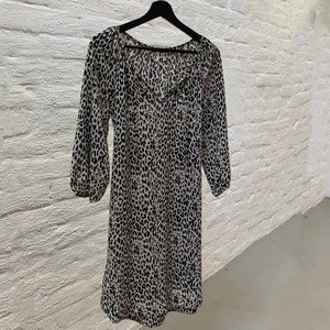Leopardmönstrad blus/tunika/klänning  - Underbar tunn lång blus. Tunt knytband för att förstärka figuren. Använd en gång. Storlek 34 men skulle säga att strl 36 stämmer bättre. 