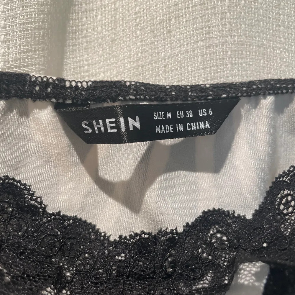 Säljer detta linne från shein (aldrig använd, bara testad). Köpt för ca 100kr säljer för 70kr. Storlek M men kan passa både större och mindre!💞. Toppar.