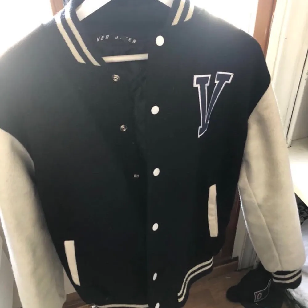 Sällsynt Verborgen Studios Varsity Jacket, använd 2-3 gånger men inga tecken på användning, Storlek L (passar M/L), perfekt höst/vår jacka . Jackor.