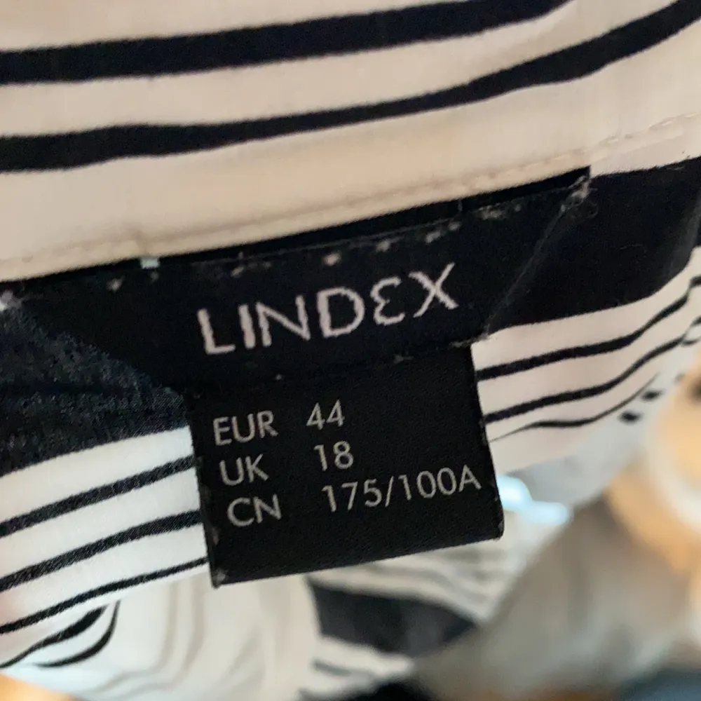 Jättefin svart/vit randig skjorta från Lindex, storlek 44, jättebra skick. Köparen står för frakten💕. Skjortor.