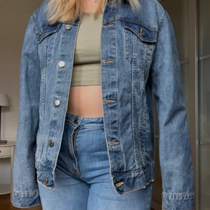 Jeans jacka med slits - Cool jeans jacka med lite slitage på ena armbågen, perfekt till sommaren att bara slänga på sig ☺️ den är i nytt skick!