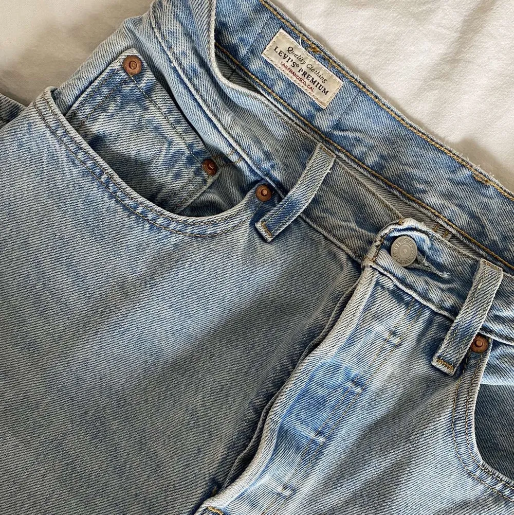 Jeans från Levis endast använda en gång så i nyskick. Levis 501 crop jeans . Jeans & Byxor.