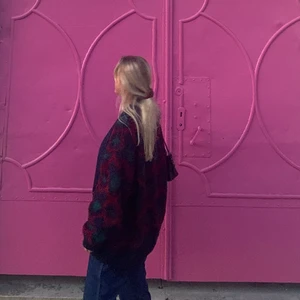 Farfarskofta!  - En stor blå/grön/röd kofta med svarta läderdetaljer! Köpt secondhand! 