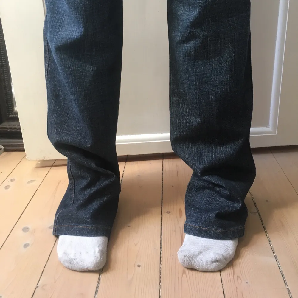 Mörka raka jeans i fint skick med högre midja oklar storlek men modellen på bilden är 167 cm. Passar någon längre alternativt om man syr upp dem något. Jeans & Byxor.