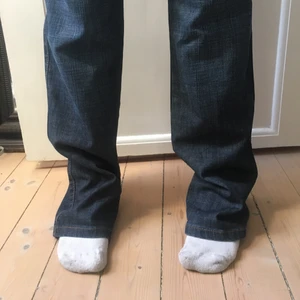 Balla raka jeans - Mörka raka jeans i fint skick med högre midja oklar storlek men modellen på bilden är 167 cm. Passar någon längre alternativt om man syr upp dem något