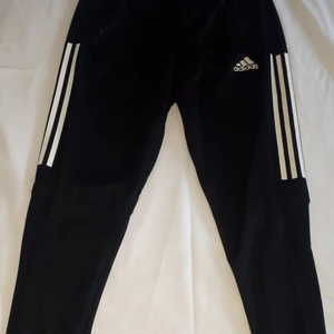 Adidas byxor - Adidasbyxor i storlek M. Knappt använda pga för små så är i mycket bra skick. Snöret har dock försvinnit i tvätten.