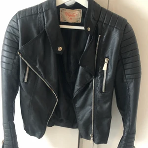 Skinnjacka från Chiquelle - Använd en sommar. Som ny! Tror den kostade ca 500kr