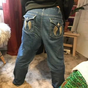 Y2k baggy jeans - Tänkte sälja dessa fina byxor då jag inte får någon andvändning av dem, väldigt snygga lite y2k ish elr 90-s stil. Osäker på storlek men skulle säga typ S om man har bälte och M eller L om man ska ha utan. Sitter lite mer baggy på en S/M och mer tajt om man har större. Jag är 160 cm och dem sitter lite för långt på mig men jag brukar bara vika upp dem. Pris kan diskuteras.