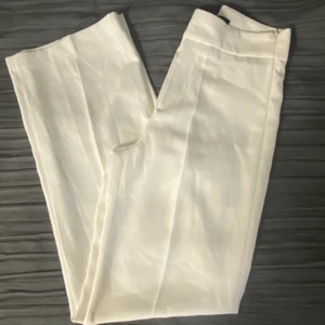 Vita vida byxor. - Har endast andvänt dem 1 gång. Strl 36. 250kr inkl frakt.