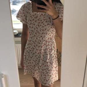 Vit klänning med blommor 🤍 - Jättesöt klänning med röda rosor, köpt från Shein. Helt oanvänd så i nytt skick. Frakten ingår i priset 🤍