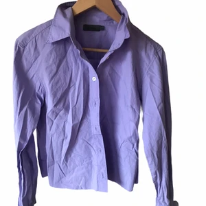 Lila skjorta - Skit snygg ljuslila skjorta som är köpt secondhand. Storlek L, men skulle säga att den bara sitter oversized. Perfekt inför sommaren! Kom privat för mer info eller intresse🤍