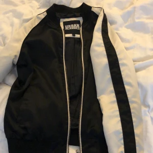 Urban Classics stl S - Jacka från Urban Classics som inte kommer till användning längre 
