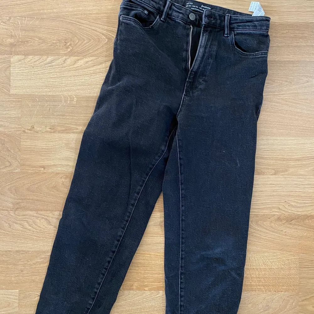 Säljer relativt nya mom jeans, svarta 🥰. Jeans & Byxor.
