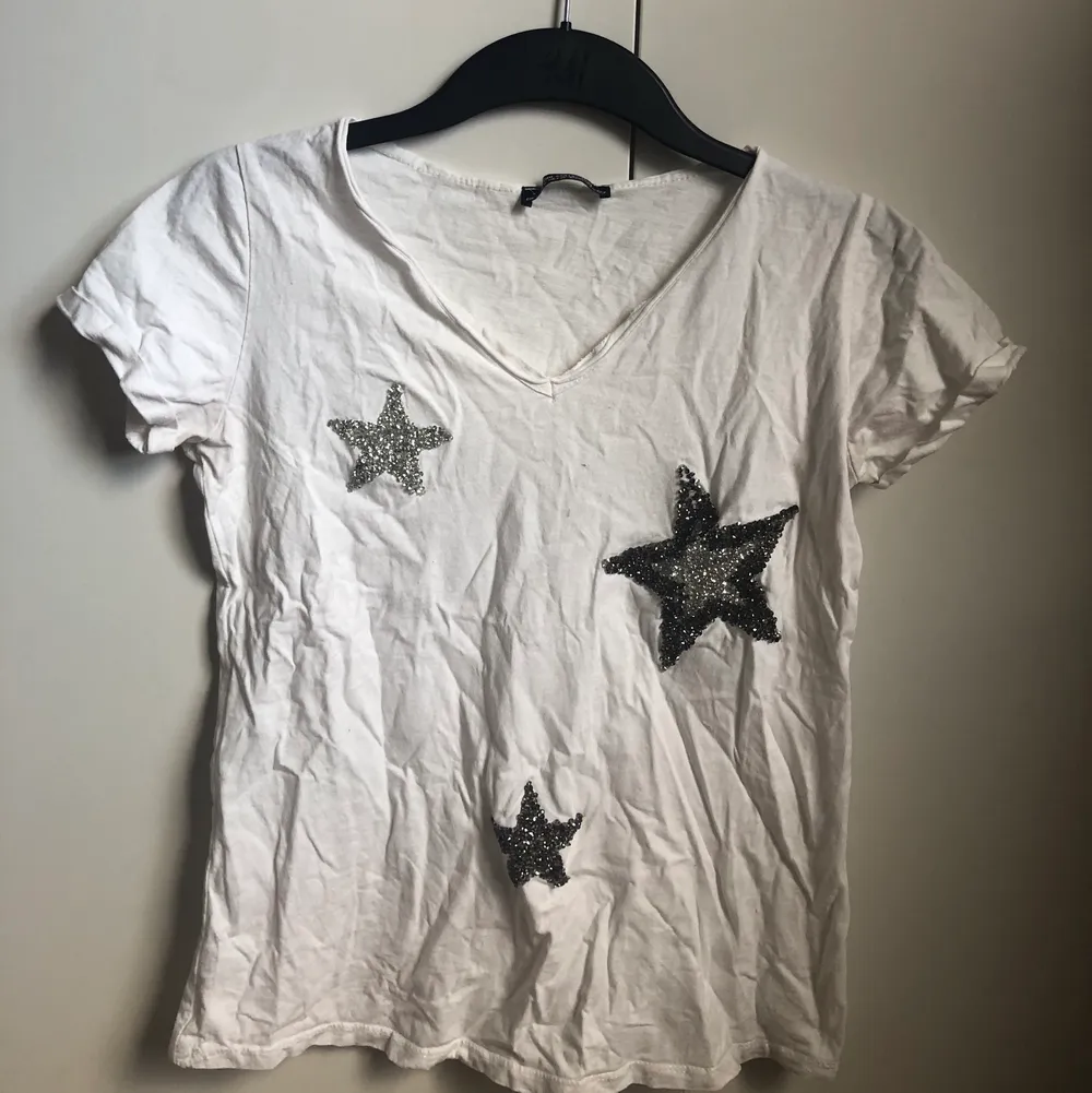 Jätte fin v-ringad t-shirt med stjärnor på! Vet inte var den är ifrån tyvärr :/. Toppar.