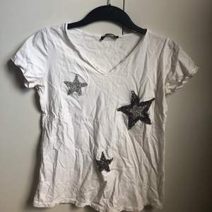 Jätte fin v-ringad t-shirt med stjärnor på! Vet inte var den är ifrån tyvärr :/