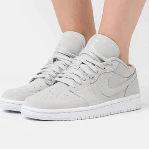 Grey fog jordan 1 low - Säljer mina Grey fog jordan 1 lows, använda 2 gång. 