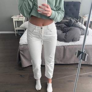Jättefina vita jeans från Gina, det står storlek 40 men skulle säga mer en 38a! Jag är 175cm lång 🥰🥰en liten fläck på rumpan tyvärr, den syns knappt men därav priset 