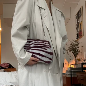 Lurvig väska - En riktigt cool ”lurvig” väska från Zara. Aldrig använd, dock kan låset sitta lite hårt ibland så lite svåröppnad. 100kr+frakt 🌞🍒