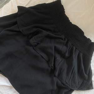 En fin volang kjol ifrån Gina tricot endast provad eftersom jag köpte fel storlek. Storlek 38. Ny pris 350kr