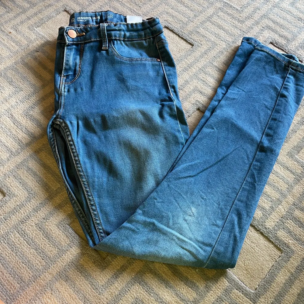 Jeans i storlek 158 i märket denim från Cubus. Är i modeeliten jegging jade. Är välanvända men i bra skick. Skulle säga att de är slim fit.. Jeans & Byxor.