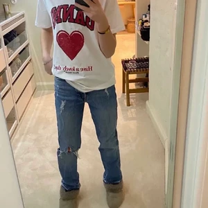 Jeans - Säljer de snyggaste slutsålda jeansen! De är i väldigt bra skick❤️ skulle säga att de passar 32-36 beroende på hur man vill att de ska sitta☺️
