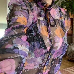 blommig skjorta mesh - coolaste skjortan från humana! rejält genomskinlig, harry styles would approve :) Står ingen storlek i den, men uppskattar en M. 