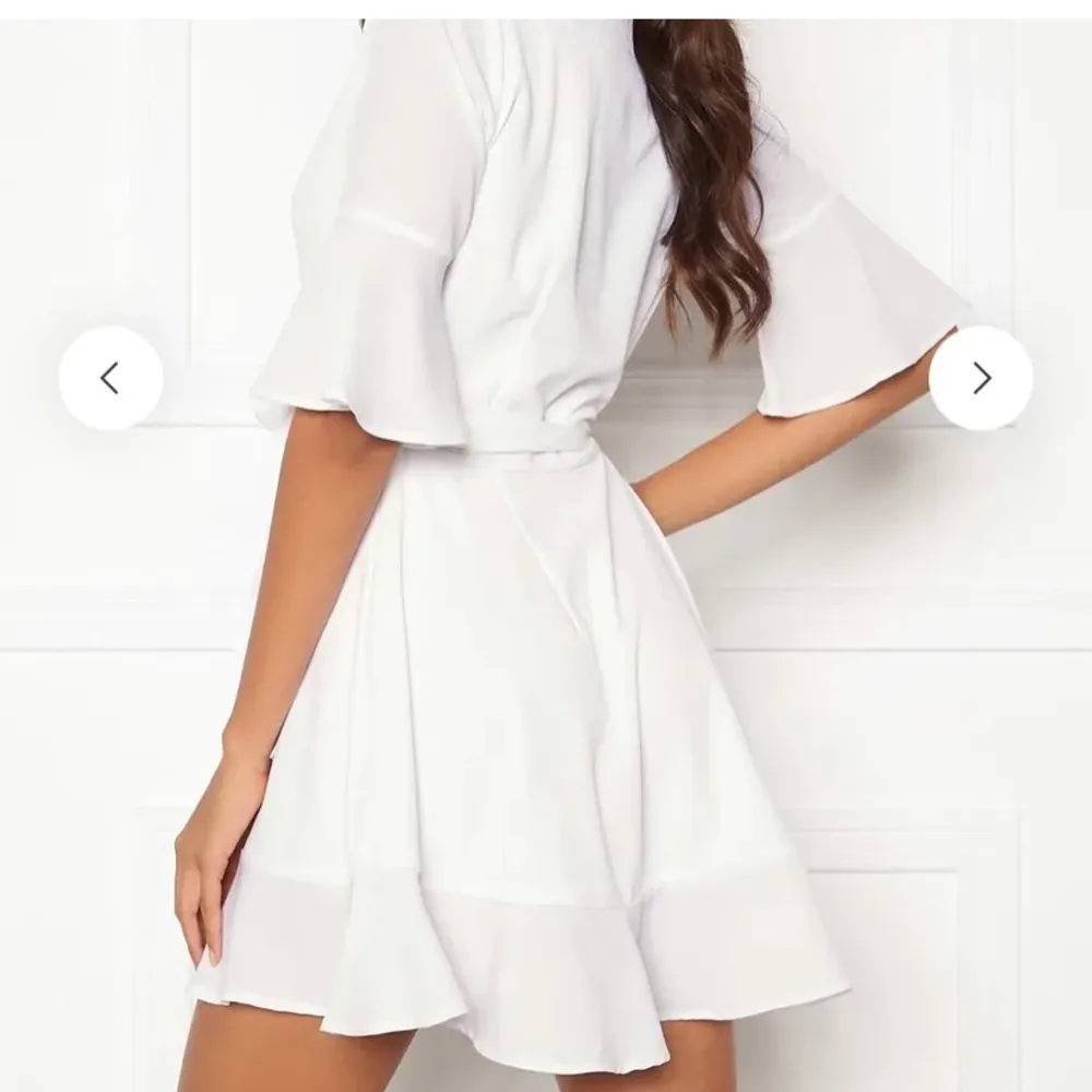 Fin vit omlottklänning som passar super till studenten❤️ Köpte den här på plick för 300kr men har aldrig använt den.  pris 200kr+frakt🧃. Klänningar.