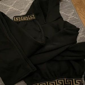 Set, hoodie, V-ringad tröja  - Svart tröja använd 1 gång, storlek S.50kr  Hoodie med tryck, använd fåtal gånger 40kr. Set oanvänt storlek s 70kr 