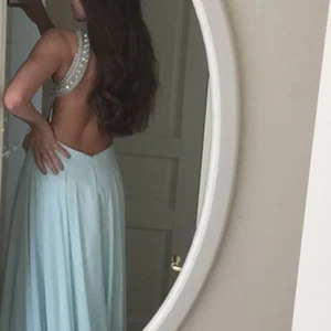 Ljusblå balklänning - Säljer min balklänning💗 Strass på framsidan och öppen rygg. Passar en S! Har ett släp som är lite smutsigt men borde gå att kemtvätta/ sy upp så försvinner det. Någon minireva i tyget också (knappt synlig) men annars toppenskick! Säljer för halva inköpspriset men tar emot bud!💖 Frakt tillkommer!!