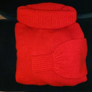 Stickad polotröja  - Mysig och fin stickad polotröja! I en cool röd färg! Storlek XS, men passar XS-M, skulle säga One Size!