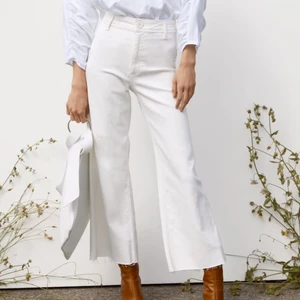 ZARA THE MARINE STRAIGHT STRL 34 - Snygga knappt använda vita jeans från Zara i modellen ”the marine straight” i storlek 34 🤍