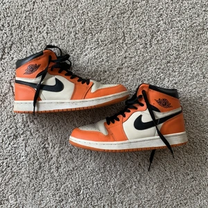 Jordan 1 - Ett par snygga Jordans som är köpta av en annan på Plick enligt hon är dessa ekta men har ej kartongen seljaren innan sa att hennes mamma hade slängt lådan. Skriv privat om ni vill lägga bud✍️