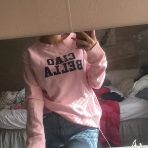 Tindra i storlek 36/38 - Jättefin tröja från tindra, ciao Bella är texten på tröjan. Tyvärr så passar inte denna tröjan mig längre. Använd fåtal gånger. Blir det fler som vill ha den blir det en budgivning 🥰