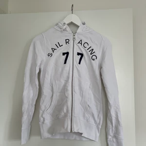 Ziphoodie - Vit ziphoodie från Sail Racing. Då jag har två stycken så är denna knappar använd. Köpt på Stadium för något år sedan. Storlek XS!