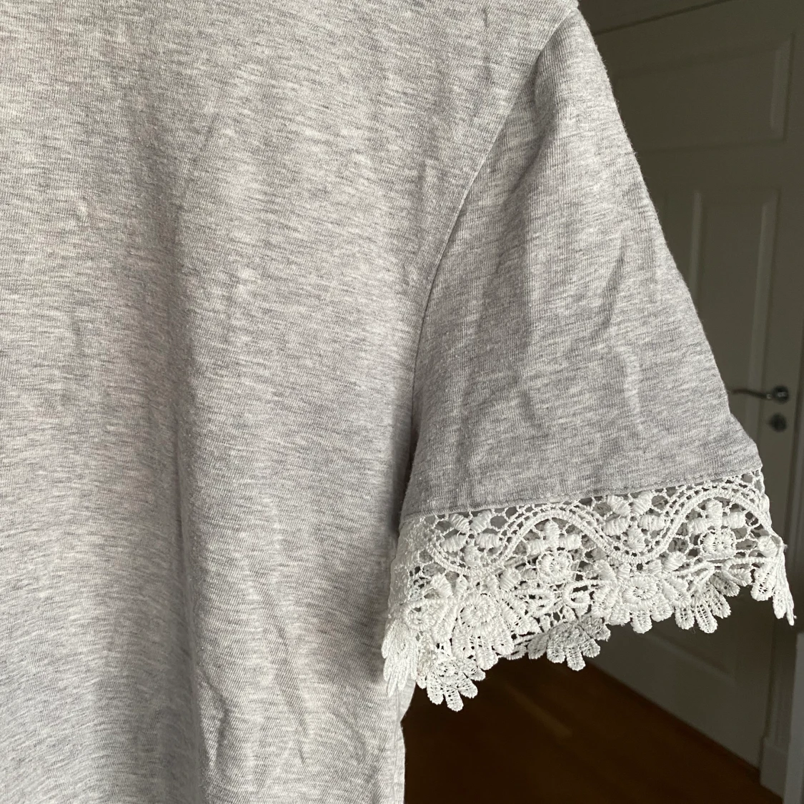 Grå t-shirt med spets - 91