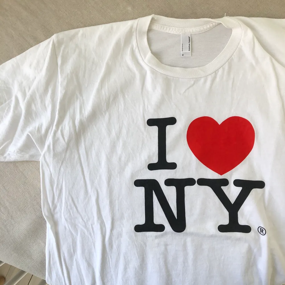 I ❤️ NY-tisha i nyskick köpt på American Apparel i NYC. Storlek M. Köparen står för frakt. T-shirts.