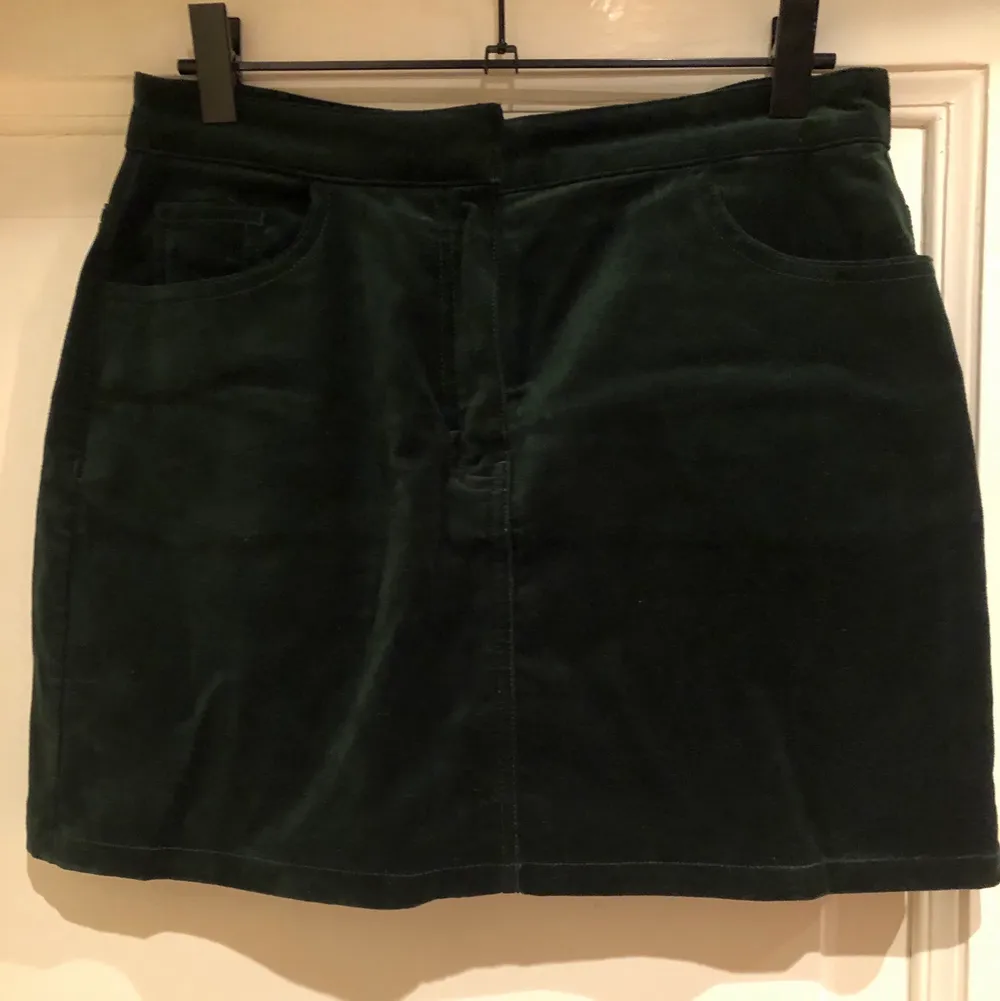 Dark green mini skirt from Weekday. Velvet fabrik. Selling because too small but in good shape.. Kjolar.