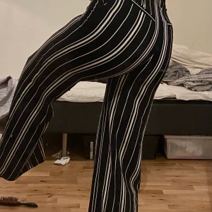 Superfina Randiga Kostymbyxor storlek 32  - Säljer dessa skitsnygga kostymbyxor från H&M storlek 32, ändats använd ett fåtal gånger för att de blev för små för mig. Köparen står för frakten! 