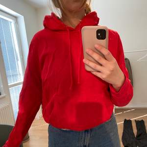 Röd hoodie, passar Xs - S. Köparen står för frakten❣️❣️