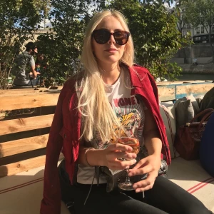 T shirt loavies - Säljer den här fina t shirten köpt på Loavies förra året. Den är storlek xs men sitter löst. Fint skick! 