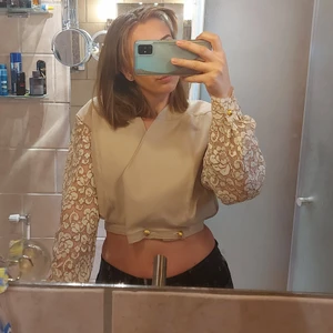 Schysst kofta - Fin äldre kofta med broderi på ryggen! Passar storlek s-m. Fina spetsarmar och knappar som är gulliga snäckskal.