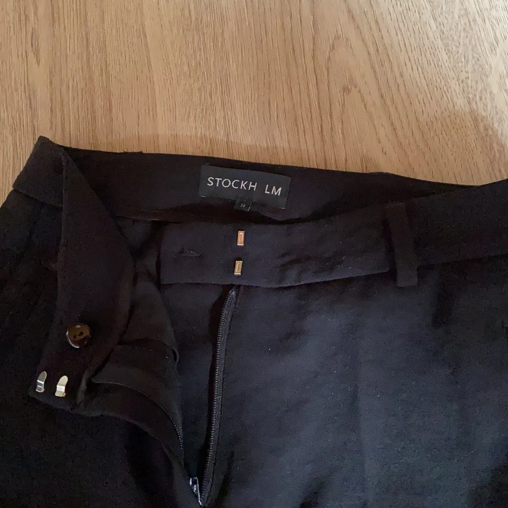 Säljer nu mina älskade svarta kostymbyxor från märket ”Stockholm”. Använda men i fint skick, inget fel på de. De är perfekt längd till mig som är 165cm. Men måste tyvärr sälja dessa då de är för små för mig (är numera 38). Passar strl 34 alternativt 36. Knäpps med både knappar och dragkedja. Nypris 800kr. Jeans & Byxor.