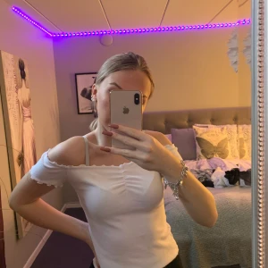 Topp - Vit off-shoulder topp från holister med små volanger längst ner på tröjan och även på armarna