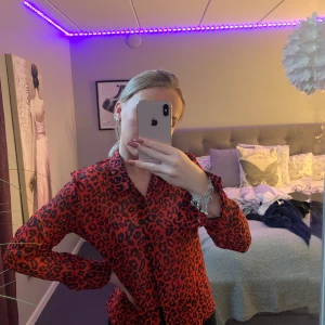 Blus - En fin leopard blus från bikbok