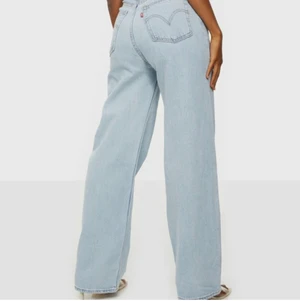 High lose Levi’s - Modellen high loose från Levi’s. Stl 28/31, beroende på passform kan de både passa större och mindre storlekar! 