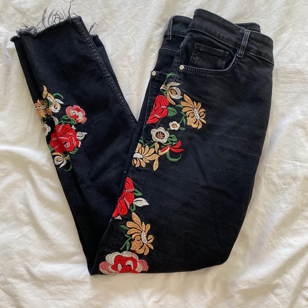 Jättesöta och fina jeans från ZARA. Väldigt somrigt och passande till våren med blommor. Passar även storlek 38. Säljer pga används inte. . Jeans & Byxor.