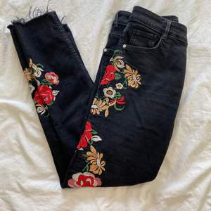 Jättesöta och fina jeans från ZARA. Väldigt somrigt och passande till våren med blommor. Passar även storlek 38. Säljer pga används inte. 