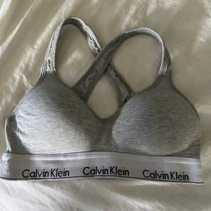 Grå Calvin Klein bh som köptes förra året på pondus för 500 kr nypris. Storlek S men skulle säga att den passar även M. Köparen står för frakten.💘 